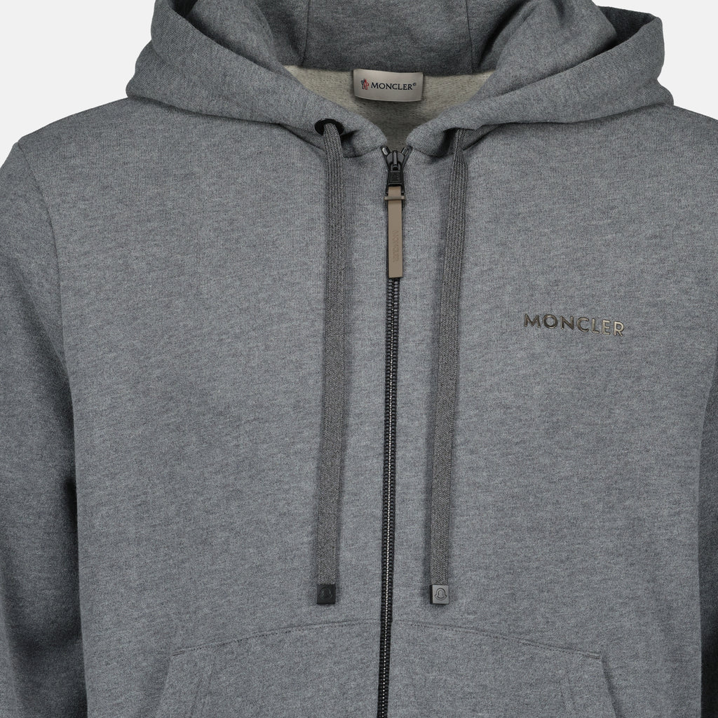 Imagem do sweater cinza com fecho éclair da marca Moncler para Homem - Temporada Outono-Inverno 2025 - Vista Detalhada_2