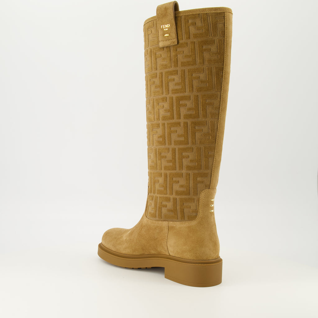 Image de l'article Bottes Filo en daim marron de la marque Fendi pour Femme - Saison Automne-Hiver 2025 - Vue trois quarts arrière droite