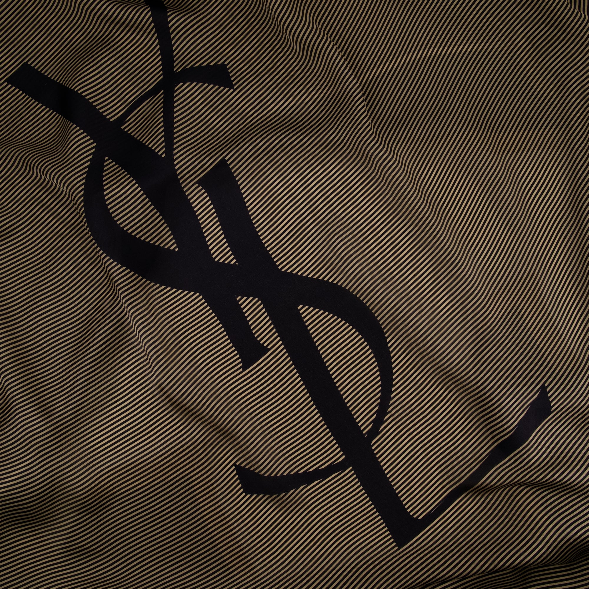 Image de l'article Étole Cassandre de la marque Saint Laurent pour Unisex - Saison Automne-Hiver 2025 - Vue détaillée_2