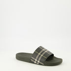 Imagen de las Chanclas Check Kaki de Burberry para Hombre - Temporada Primavera-Verano 2026 - Vista tres cuartos frontal derecha