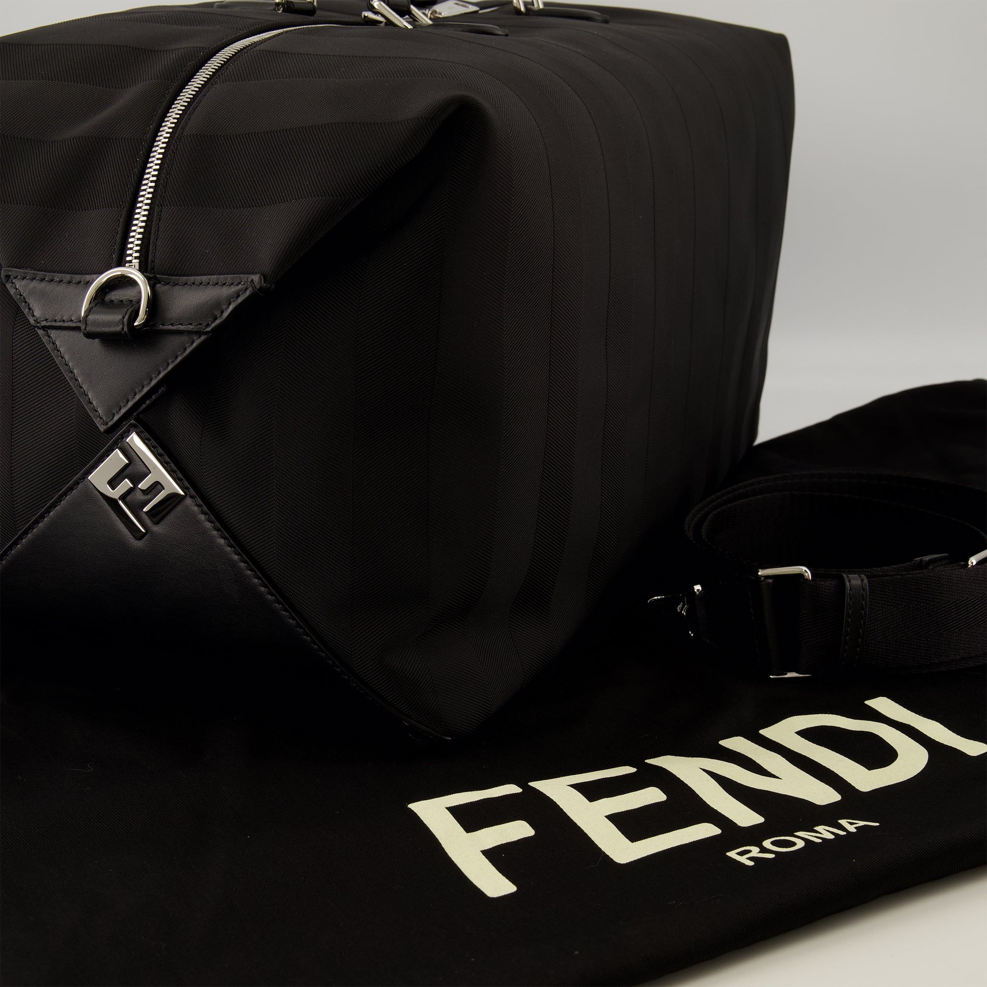 Sacs de sport et voyage 펜디 루이 48 블랙 나일론 여행 가방 Fendi Noir Homme