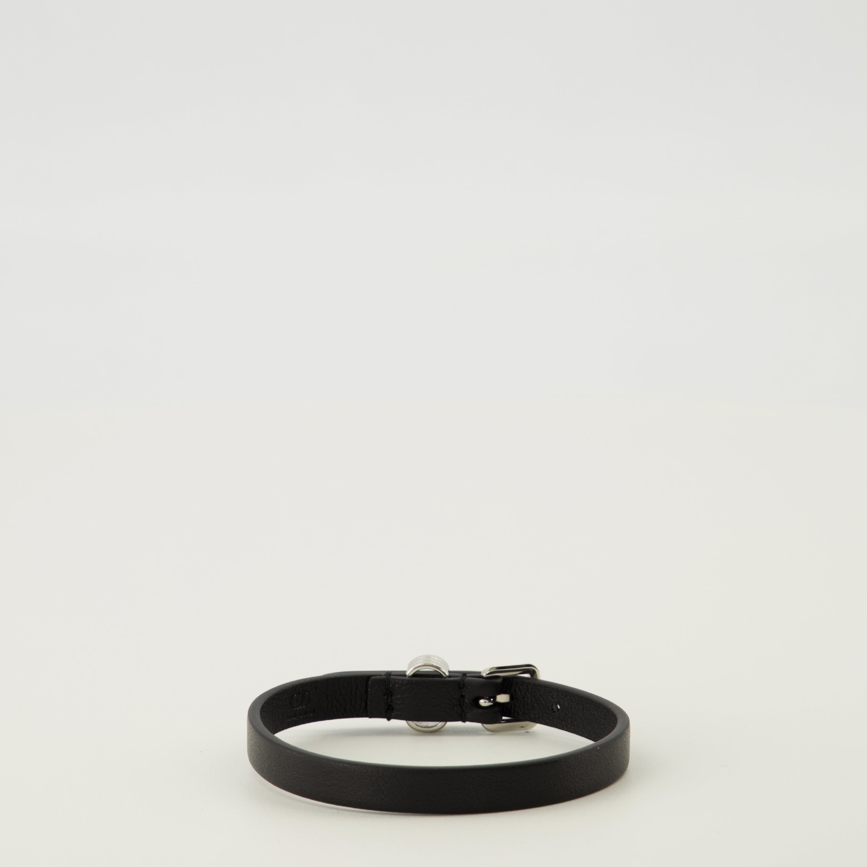 Imagen del brazalete Ovalette de cuero negro de Valentino Garavani para hombre - Temporada Primavera-Verano 2026 - Vista Trasera