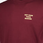 Imagen de la camiseta de eslogan burdeos de la marca Drole De Monsieur para hombre - Temporada Otoño-Invierno 2025 - Vista Detallada 1