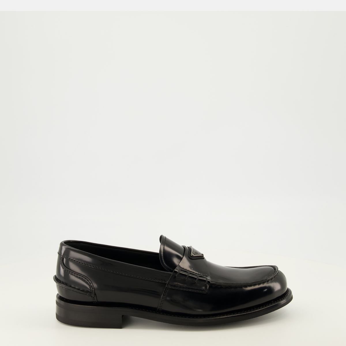 Mocassins Schwarze genoppte Leder Slipper Prada Noir Homme