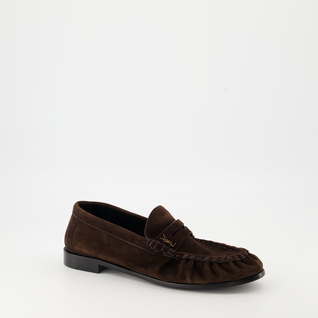 Imagen de los mocasines Loafer Supple de Saint Laurent para Hombre - Temporada Otoño-Invierno 2025 - Vista tres cuartos frontal derecha