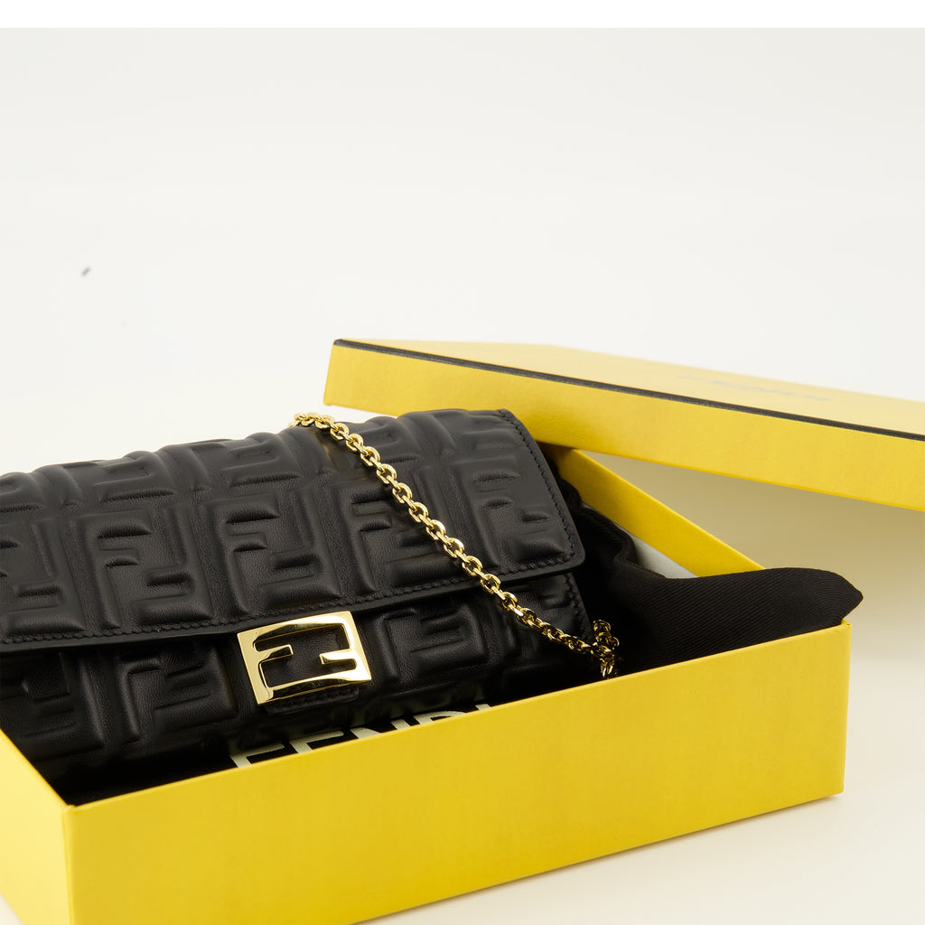 Imagen de la cartera Baguette con cadena de Fendi para mujer - Otoño-Invierno 2025 - Vista Detallada_2