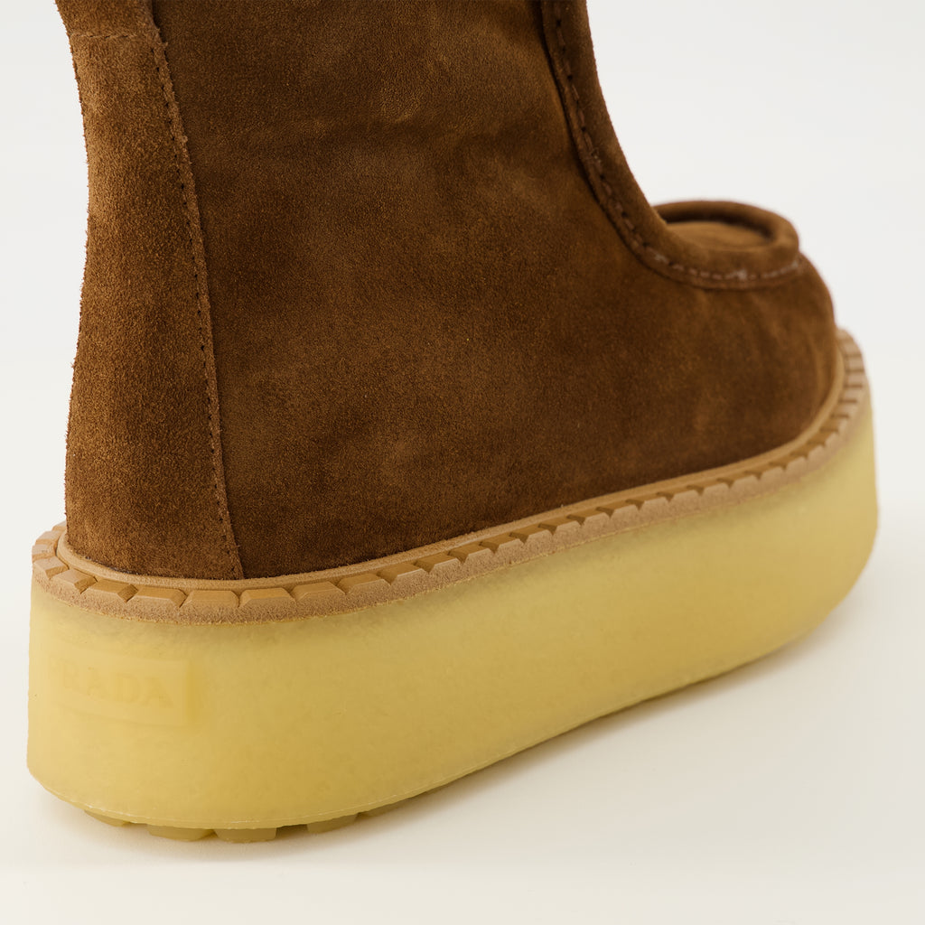 Image de l'article Bottines en cuir suède de la marque Prada pour Femme - Saison Automne-Hiver 2025 - Vue arrière