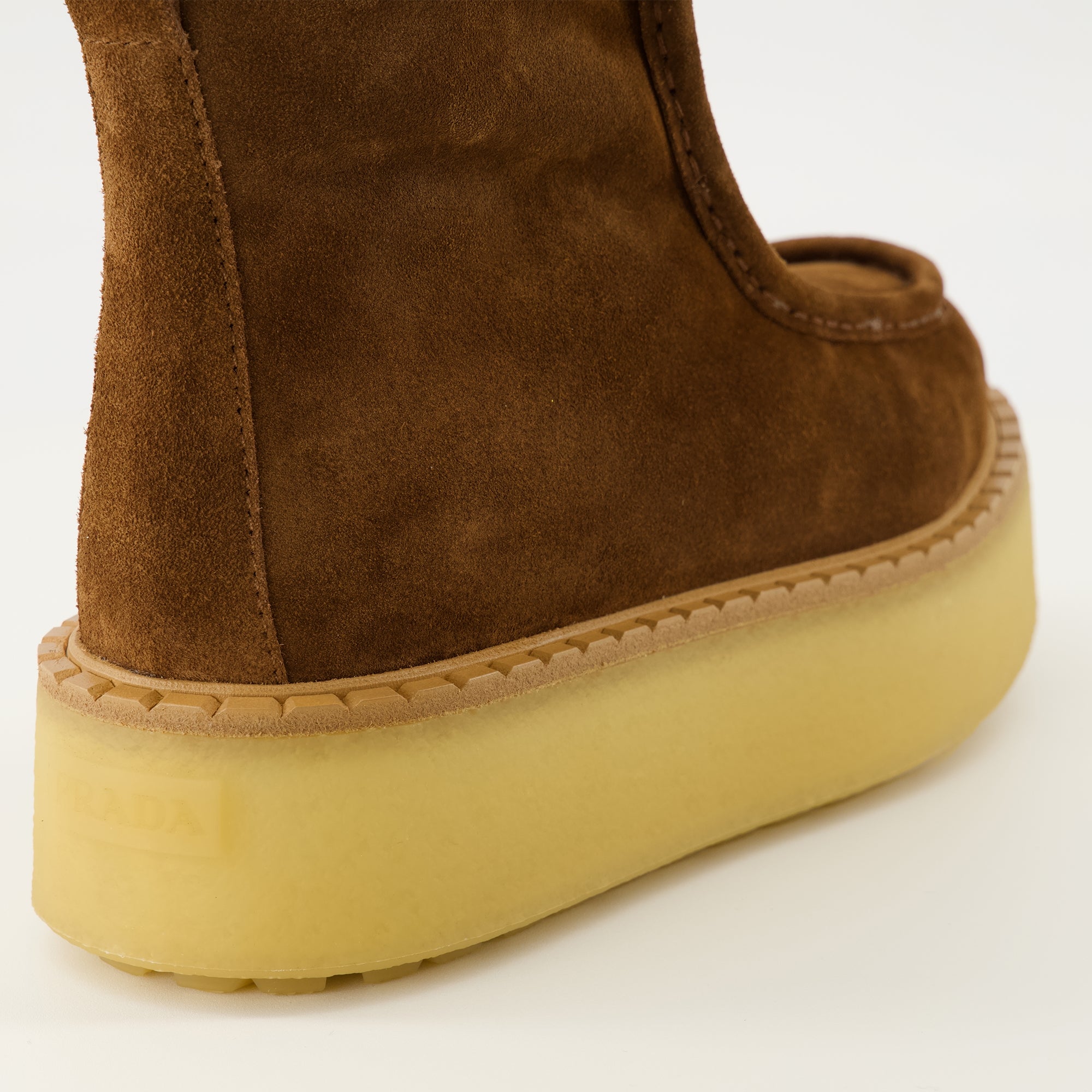 Image de l'article Bottines en cuir suède de la marque Prada pour Femme - Saison Automne-Hiver 2025 - Vue arrière