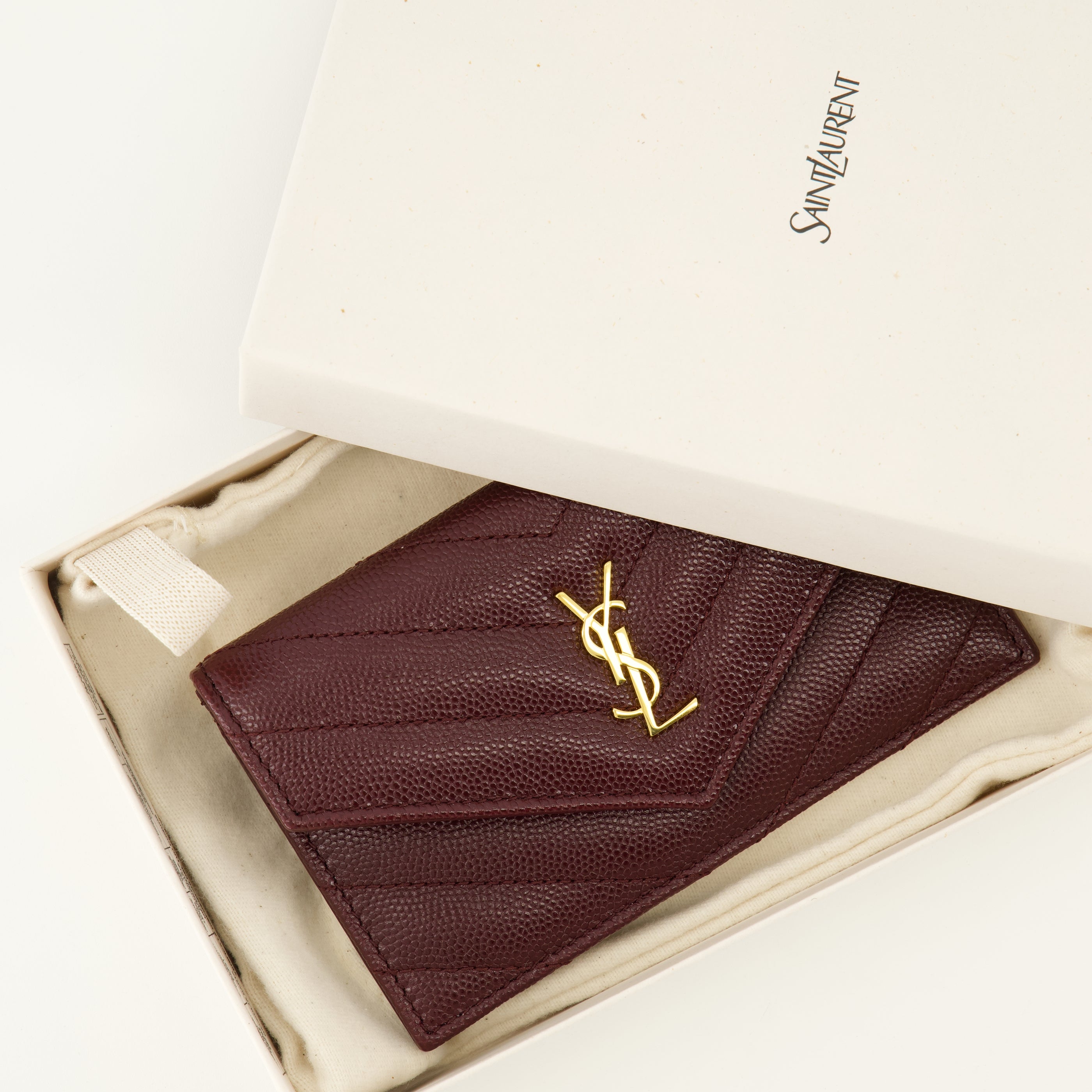 Image de l'article Porte-cartes Fragments Cassandre en cuir bordeaux de la marque Saint Laurent pour Femme - Saison Printemps-Été 2026 - Vue détaillée_3