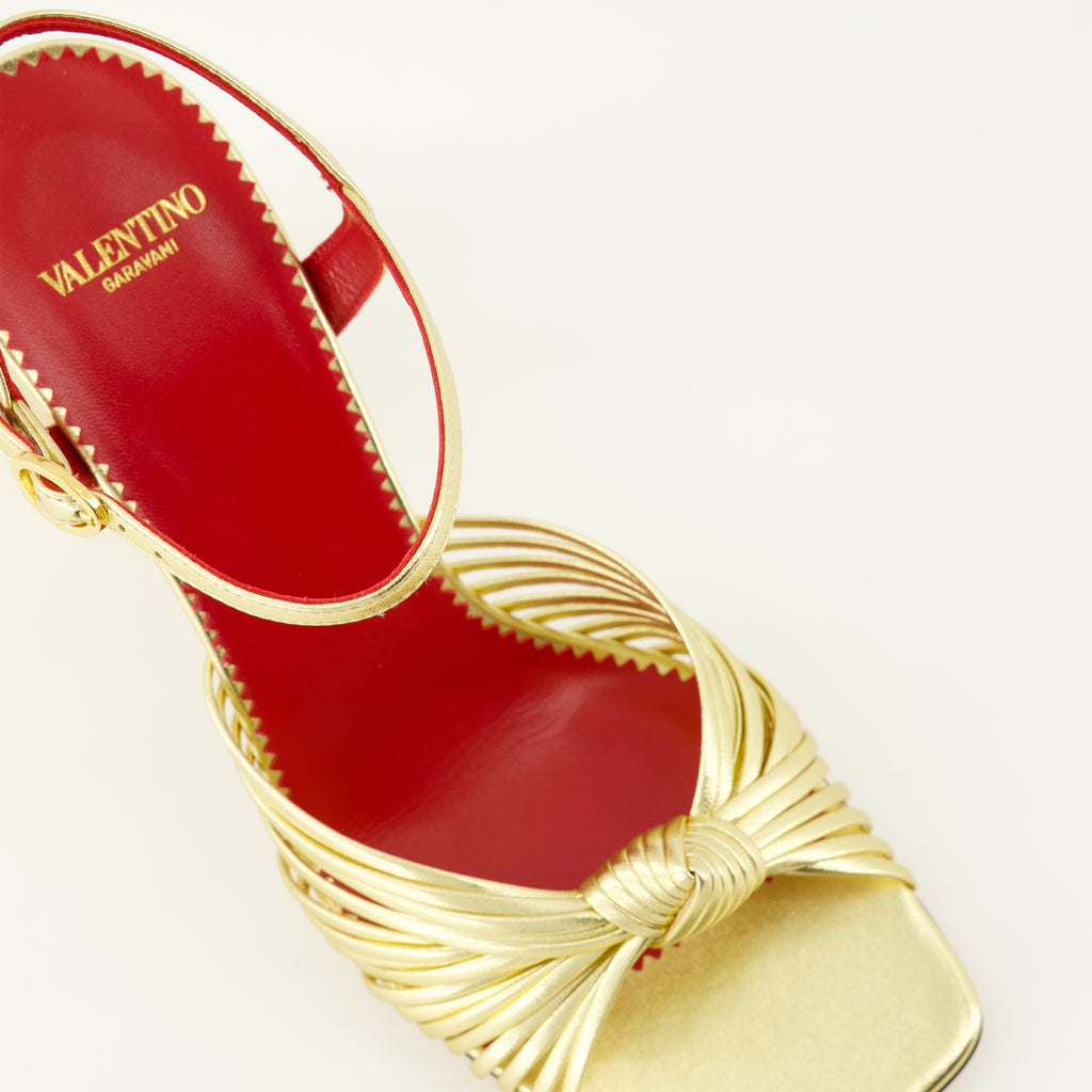 Imagen de las sandalias de tacón Annet en lamé dorado de la marca Valentino Garavani para mujer - Temporada Primavera-Verano 2026 - Vista detallada desde arriba