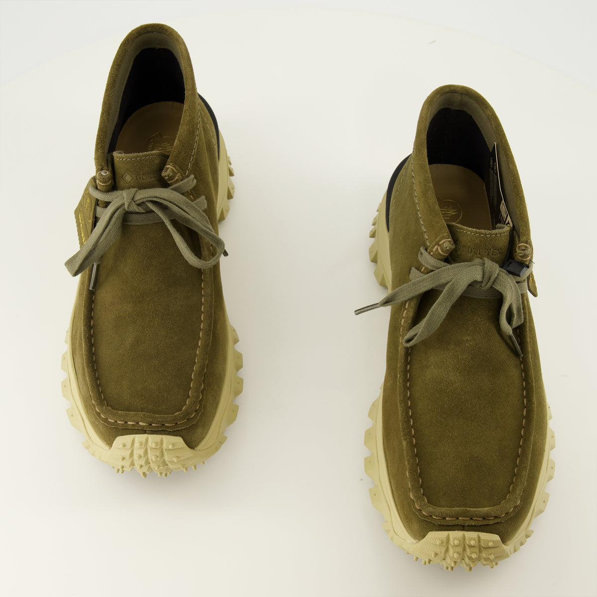 Bottes et bottines スエードブーツ トレイルグリップ ワラビー GTX Moncler + Clarks Originals Moncler Kaki Homme