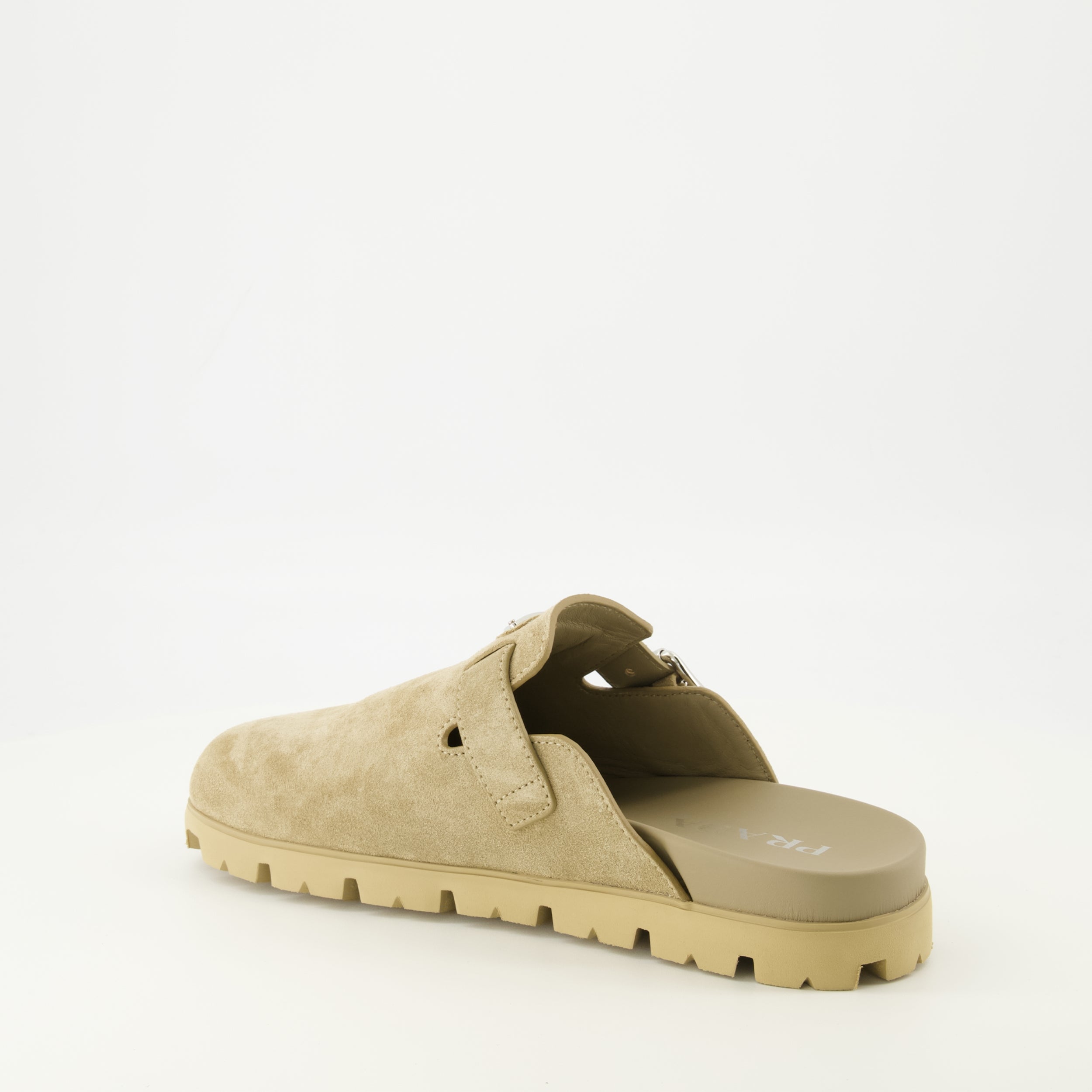 Imagen de las mules de ante beige de la marca Prada para hombres - Temporada Primavera-Verano 2026 - Vista tres cuartos trasera derecha