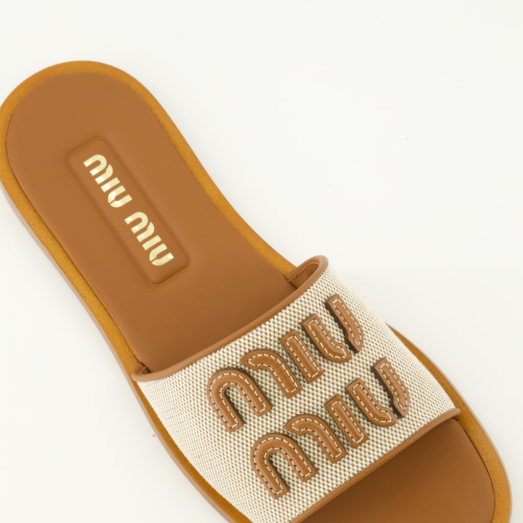Imagen de las Mules de lona y cuero marrón de la marca Miu Miu para mujer - Temporada Primavera-Verano 2026 - Vista detallada desde arriba
