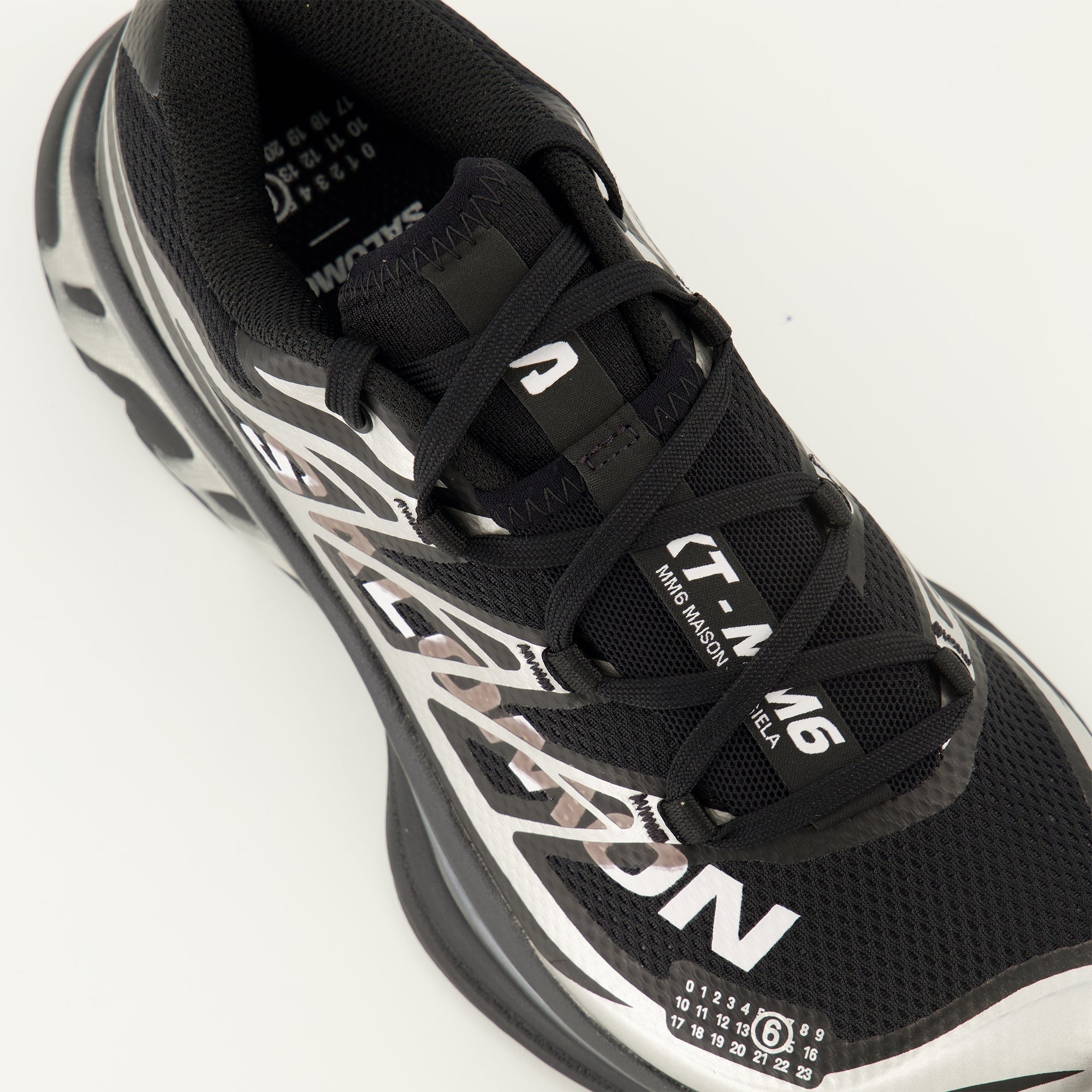 Imagen de las zapatillas MM6 x Salomon de la marca Mm6 para Mujer - Temporada Otoño-Invierno 2025 - Vista detallada desde arriba