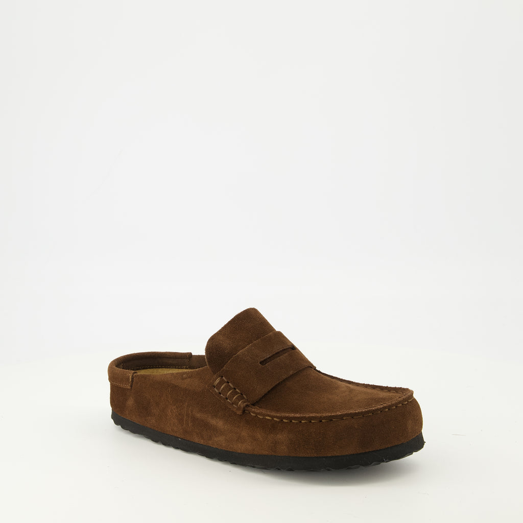Immagine delle Mules Naples marroni del marchio Birkenstock per Unisex - Stagione Primavera-Estate 2026 - Vista tre quarti anteriore destra