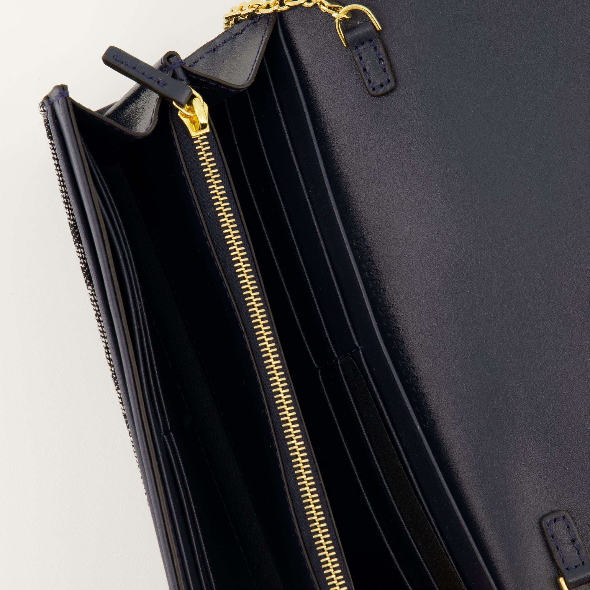 Image de l'article Portefeuille Baguette à chaîne en denim FF bleu de la marque Fendi pour Femme - Saison Automne-Hiver 2025 - Vue détaillée_3