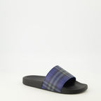 Imagen de las chanclas Check azul marino de Burberry para Hombre - Temporada Primavera-Verano 2026 - Vista en tres cuartos delantero derecho