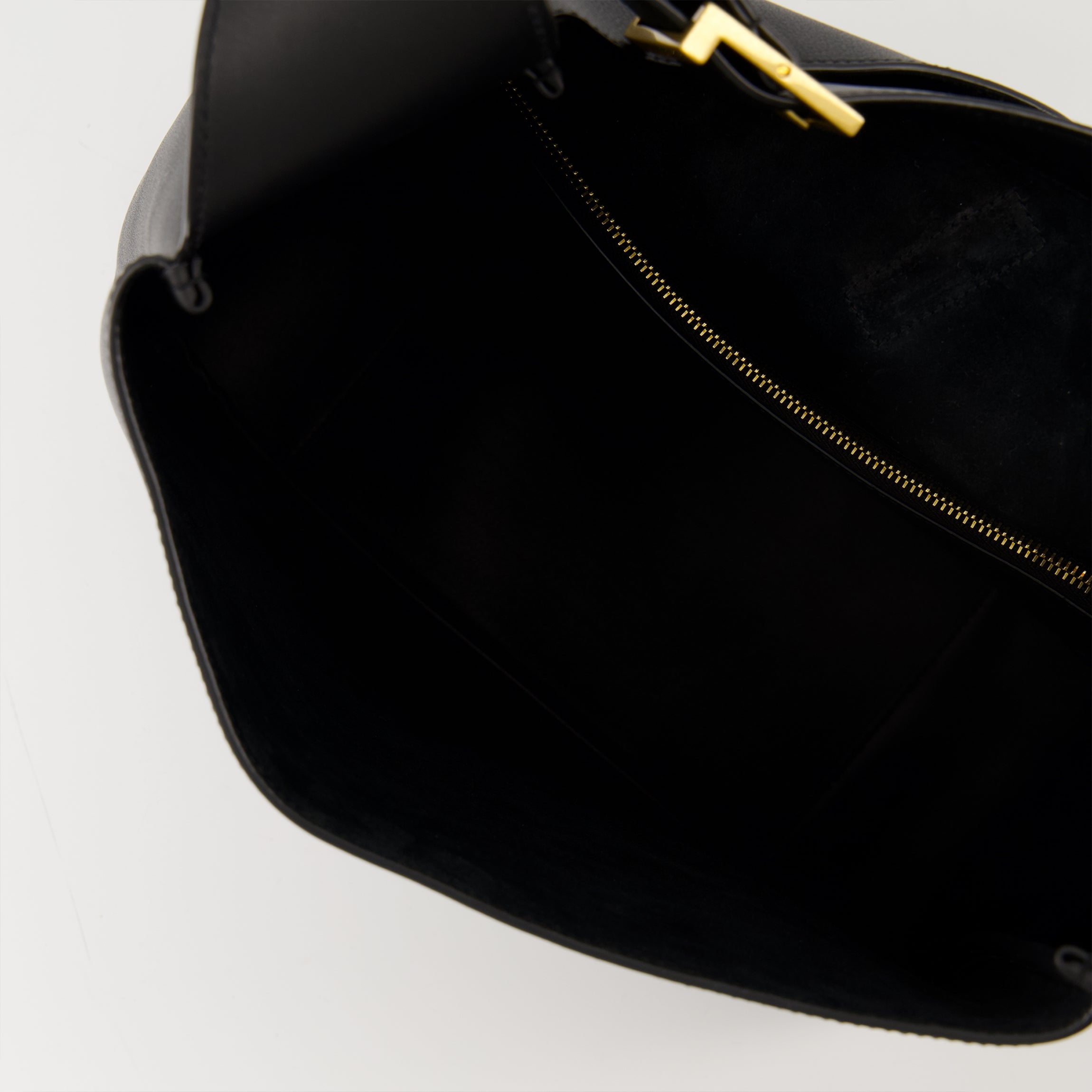 Immagine della borsa grande 5 a 7 del marchio Saint Laurent per donna - Stagione Autunno-Inverno 2025 - Vista Dettagliata 3