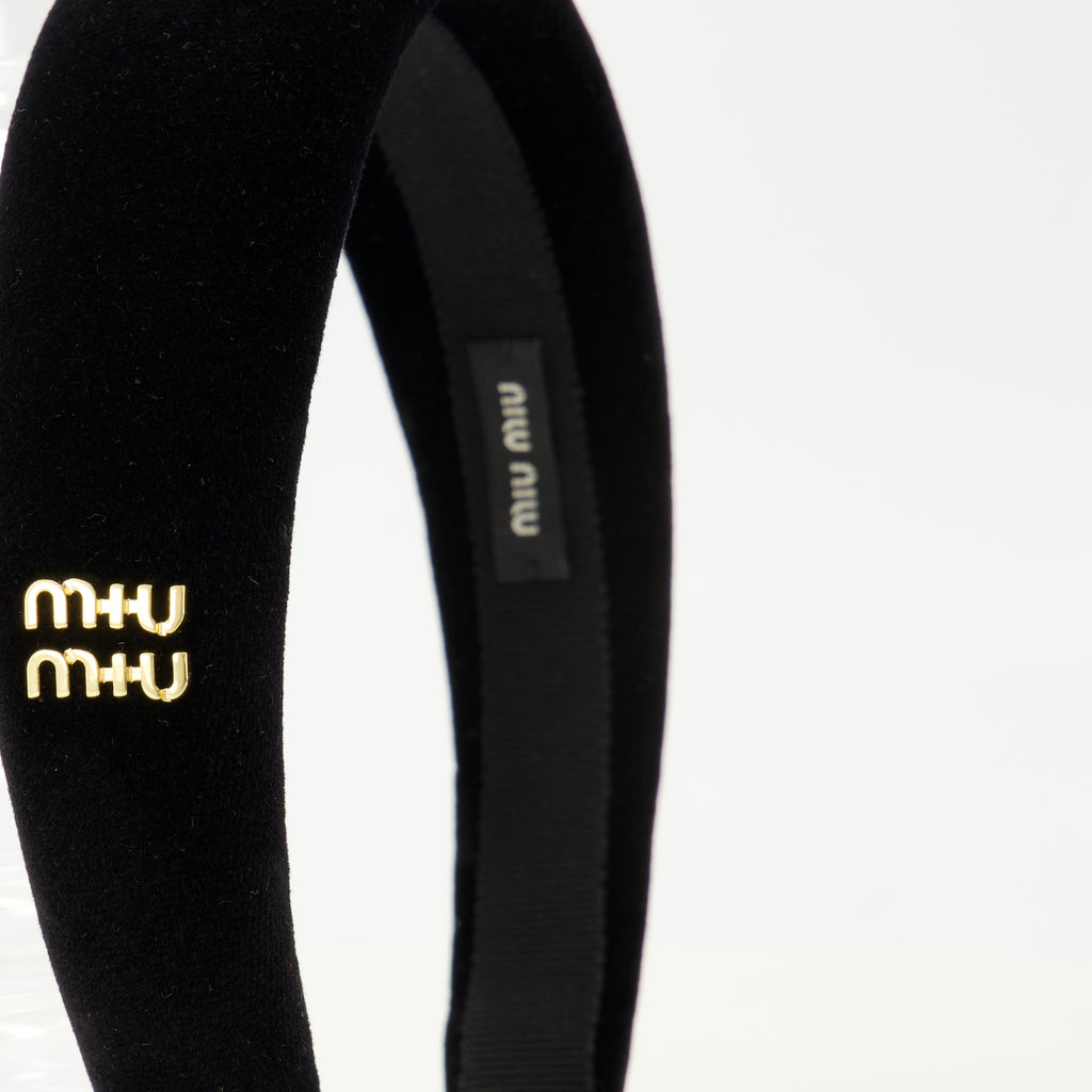 여성을 위한 미우미우 브랜드의 검은 벨벳 헤어밴드 이미지 - 2026 봄여름 시즌 - 상세 보기_2