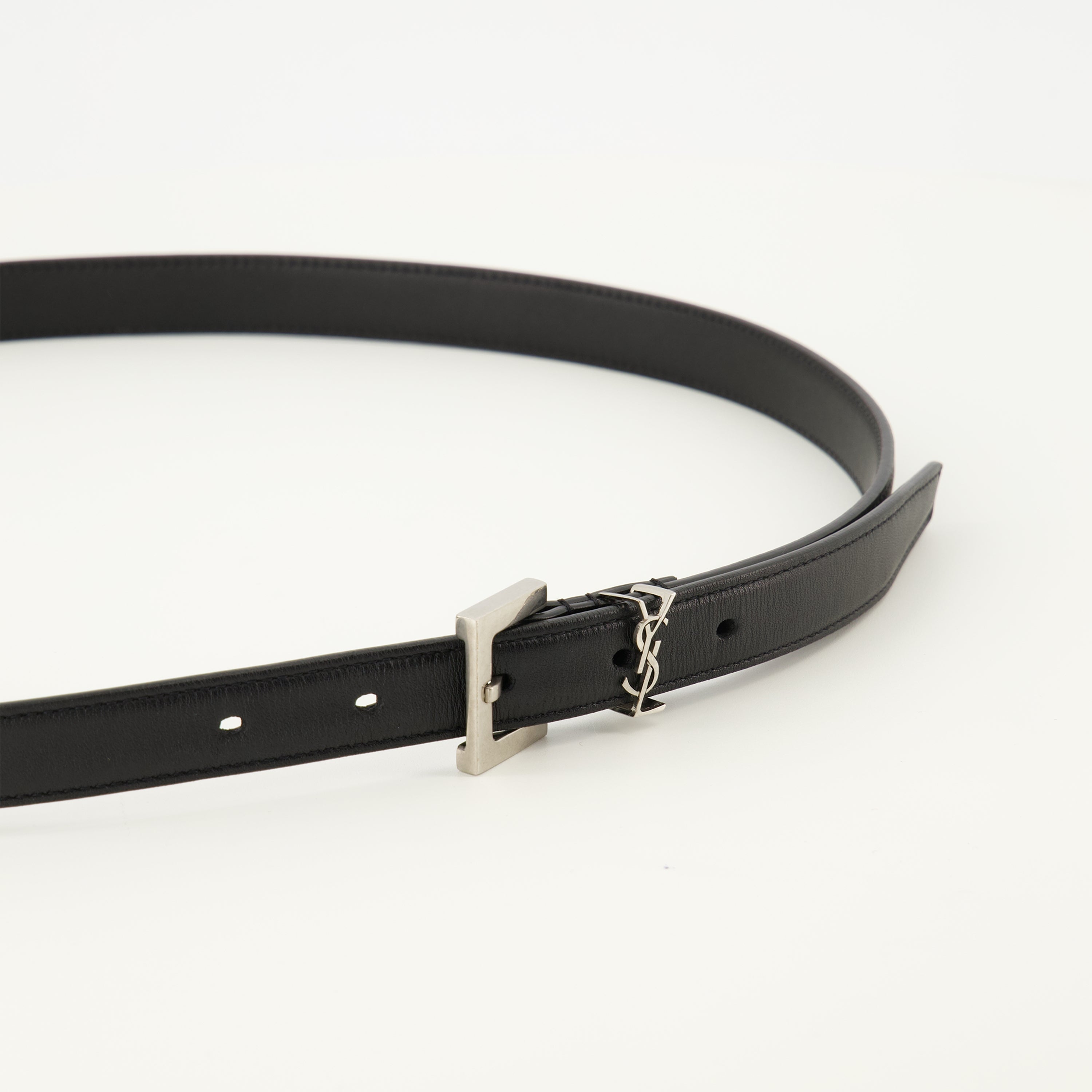 Image de l'article Ceinture Cassandre fine noir de la marque Saint Laurent pour Femme - Saison Automne-Hiver 2025 - Vue détaillée_2