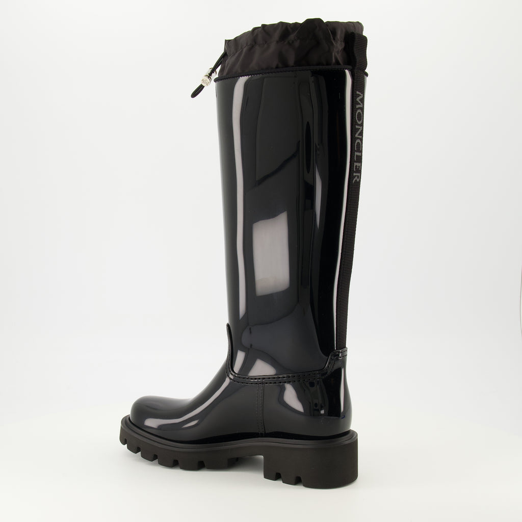 Imagen de las botas de lluvia Kickstream negras de la marca Moncler para mujeres - Temporada Primavera-Verano 2026 - Vista en tres cuartos trasera derecha