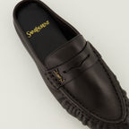 Imagen de las mules loafers negras de la marca Saint Laurent para Mujer - Temporada Otoño-Invierno 2025 - Vista detallada de arriba