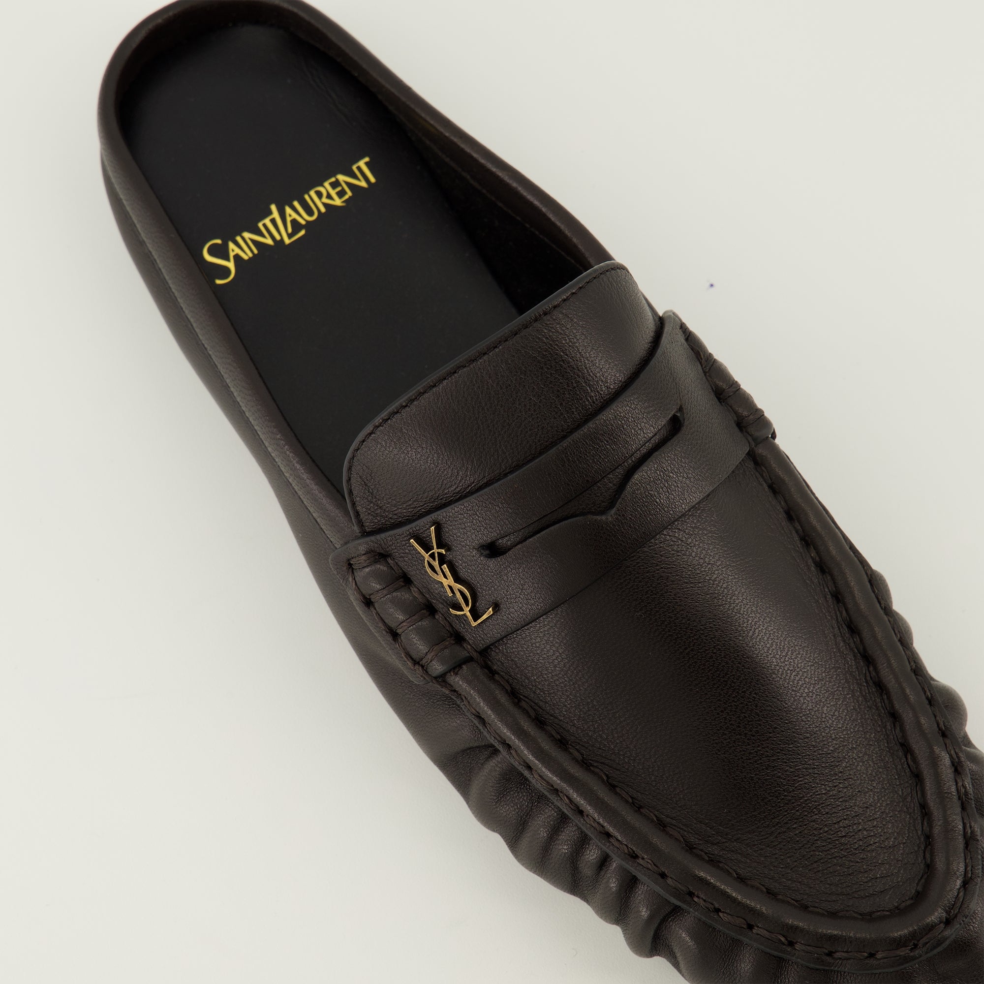 Image de l'article Mules Loafer noir de la marque Saint Laurent pour Femme - Saison Automne-Hiver 2025 - Vue détaillée de haut