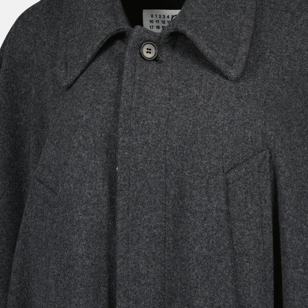 Immagine del lungo cappotto in lana del marchio Mm6 per Donna - Stagione Autunno-Inverno 2025 - Vista Dettagliata 3