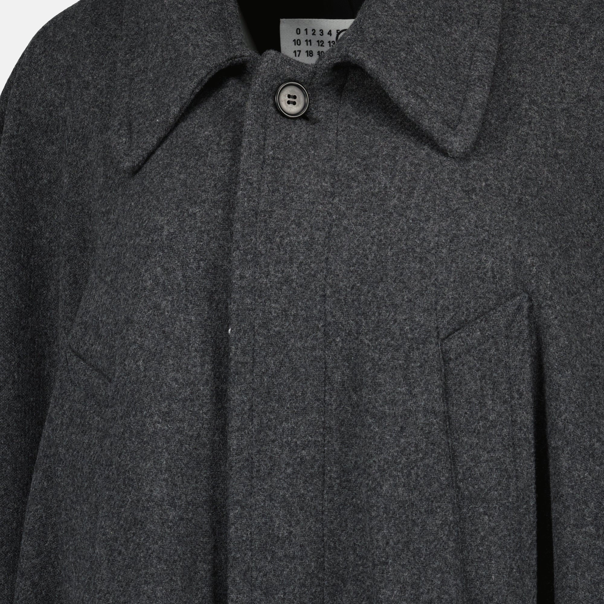 Image de l'article Long manteau en laine de la marque Mm6 pour Femme - Saison Automne-Hiver 2025 - Vue détaillée_3