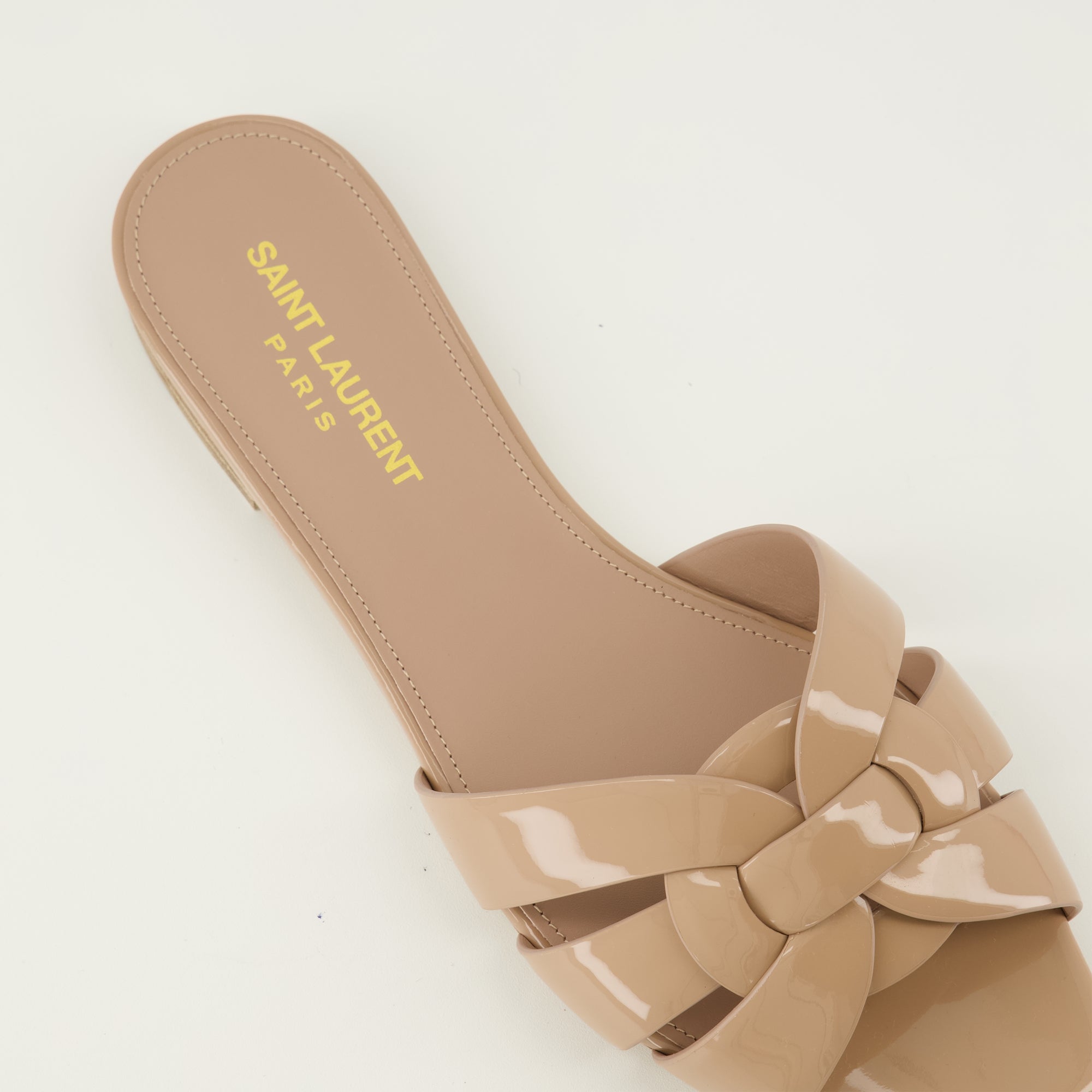 Imagen de las Mules Tribute de cuero vernice beige de la marca Saint Laurent para mujer - Temporada Primavera-Verano 2026 - Vista detallada superior