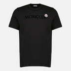 モンクレールのメンズ用黒のロゴエンボスTシャツの記事の画像 - 春夏シーズン2026 - 正面ビュー