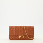 Imagen del Monedero Baguette con cadena de Fendi para Mujer - Temporada Otoño-Invierno 2025 - Vista Frontal