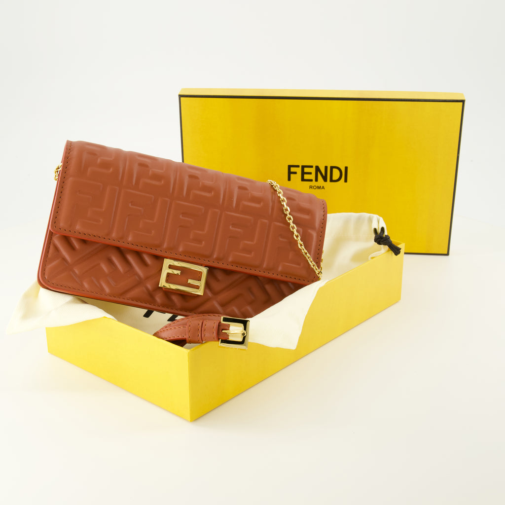 Image de l'article Portefeuille Baguette à chaîne de la marque Fendi pour Femme - Saison Automne-Hiver 2025 - Vue détaillée_3