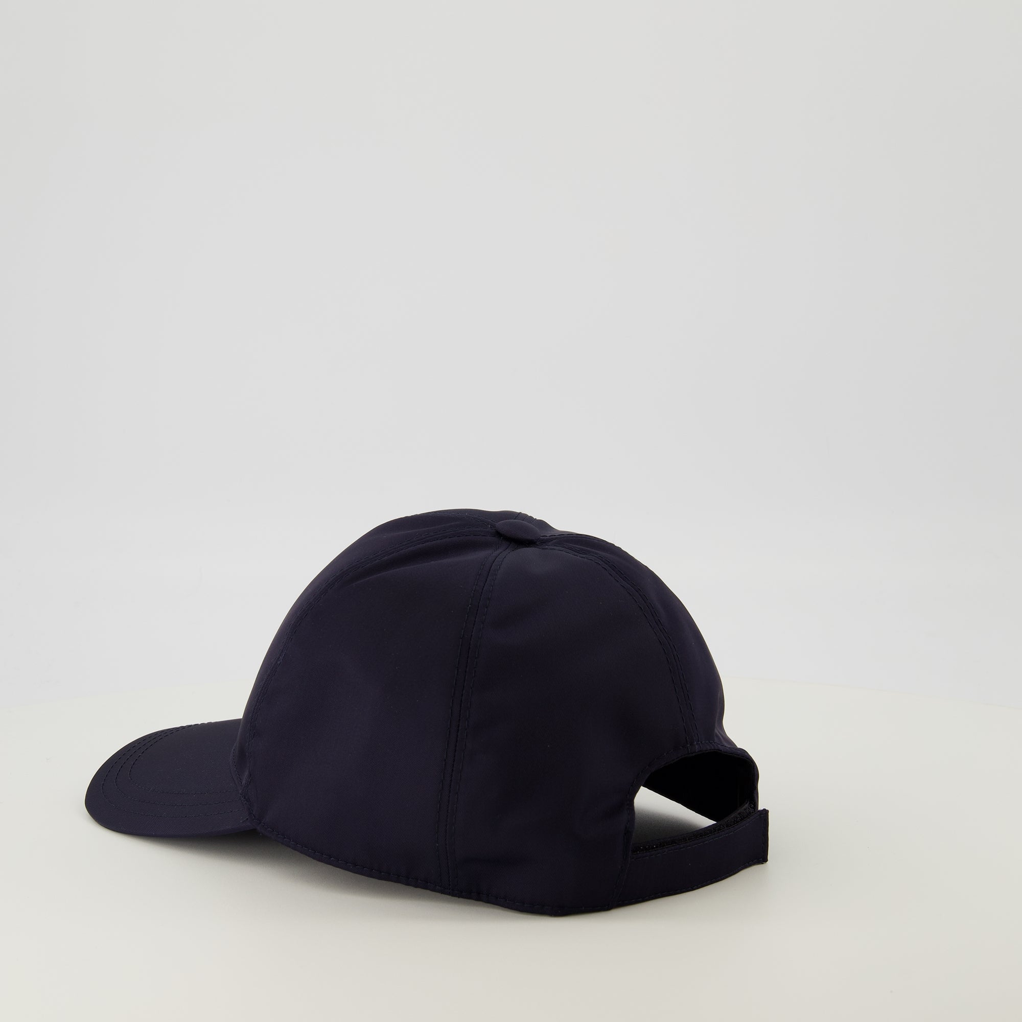 Image of the Prada men's navy blue Re-Nylon cap - Spring-Summer 2026 - Detailed View_2