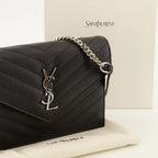 Sacs à main et épaule Cassandre Geldbörse mit schwarzer genarbter Lederkette Saint Laurent Noir Femme