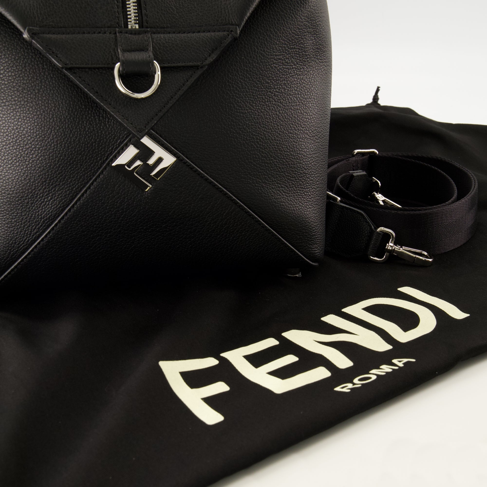 Sacs de sport et voyage 펜디 루이 55 블랙 가죽 여행 가방 Fendi Gris Femme