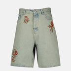 Immagine dei pantaloni corti Dusty ricamati con fiori in denim blu del marchio Drole De Monsieur per Uomo - Collezione Primavera-Estate 2026 - Vista Frontale
