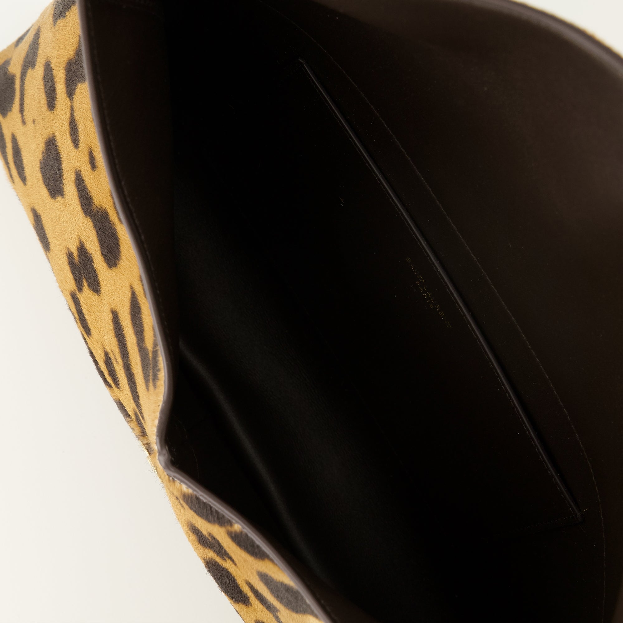 Image de l'article Pochette Cassandre effet pony marron de la marque Saint Laurent pour Homme - Saison Printemps-Été 2026 - Vue détaillée_3