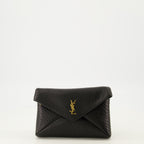 Imagen del clutch pequeño Cassandre de cuero negro de la marca Saint Laurent para Mujer - Temporada Primavera-Verano 2026 - Vista Frontal