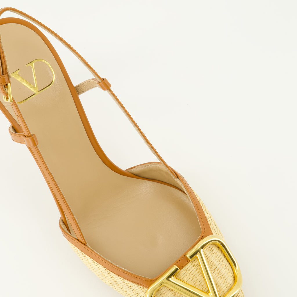 バレンティノ・ガラヴァーニのレディース用ベージュラフィアVLogoパンプスの画像 - 2026年春夏シーズン - 詳細な上部ビュー