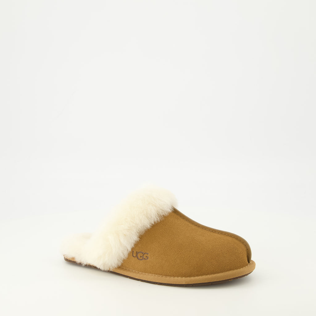Imagen de los zapat slippers Scuffette II marrones de Ugg para Unisex - Temporada Primavera-Verano 2026 - Vista Posterior