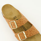 Imagen de las Sandalias Arizona de Print Leopardo Marrón de la marca Birkenstock para Mujer - Temporada Primavera-Verano 2026 - Vista detallada desde arriba
