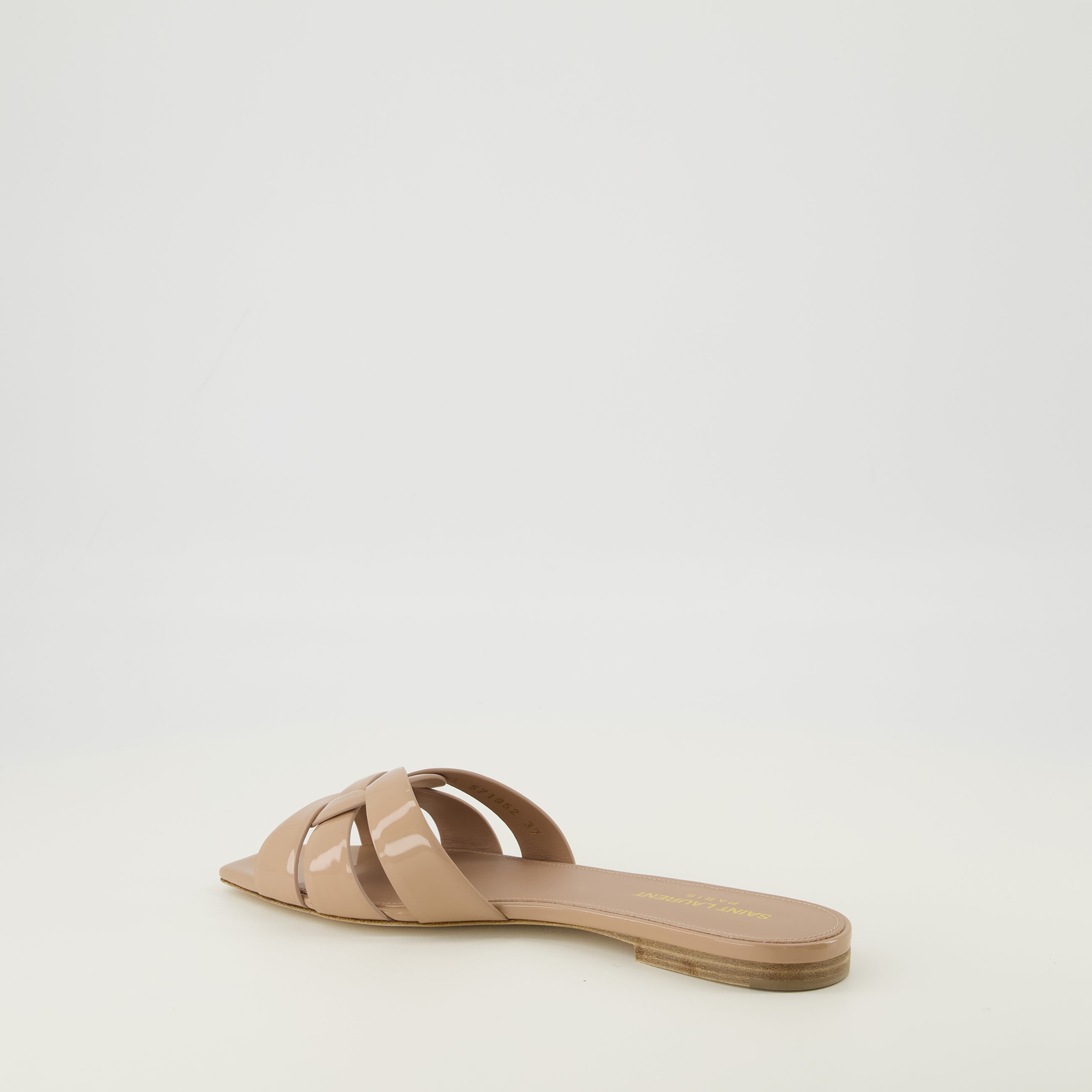 Imagen de las Mules Tribute de cuero vernice beige de la marca Saint Laurent para mujer - Temporada Primavera-Verano 2026 - Vista tres cuartos trasera derecha