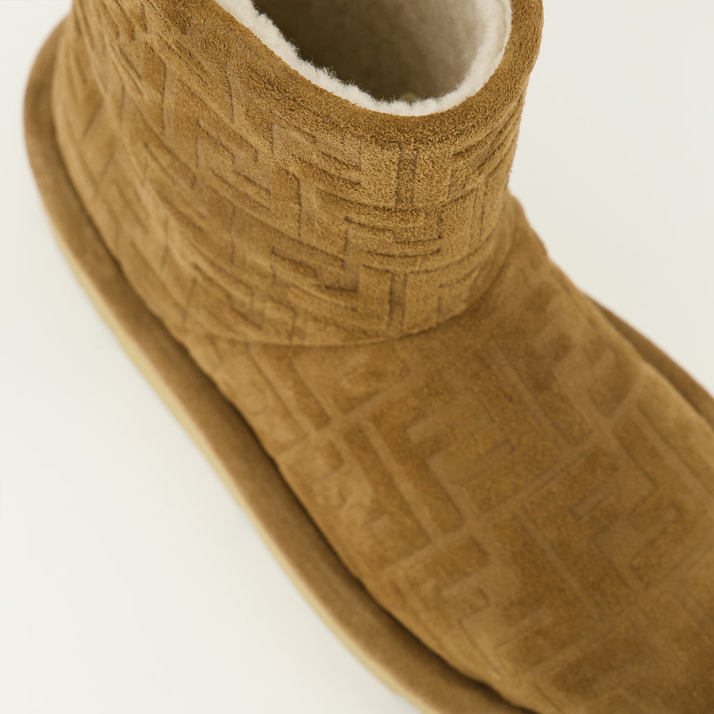 Image de l'article Bottes après ski en daim marron de la marque Fendi pour Femme - Saison Automne-Hiver 2025 - Vue détaillée de haut