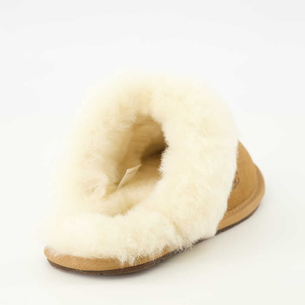 Imagen de los zapat slippers Scuffette II marrones de Ugg para Unisex - Temporada Primavera-Verano 2026 - Vista Detallada_2