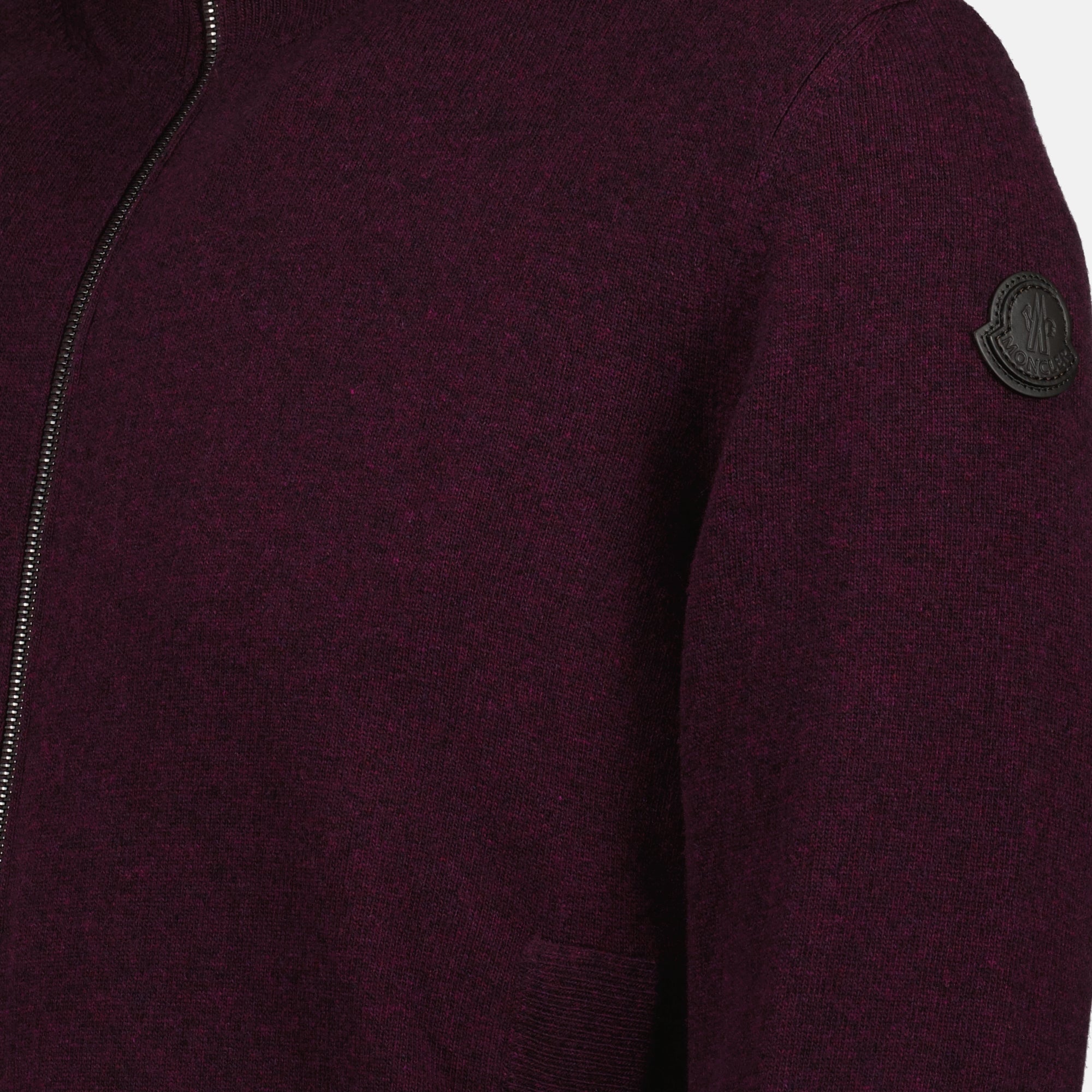 Immagine del cardigan bordeaux del marchio Moncler per uomo - stagione autunno-inverno 2025 - Vista Dettagliata_1