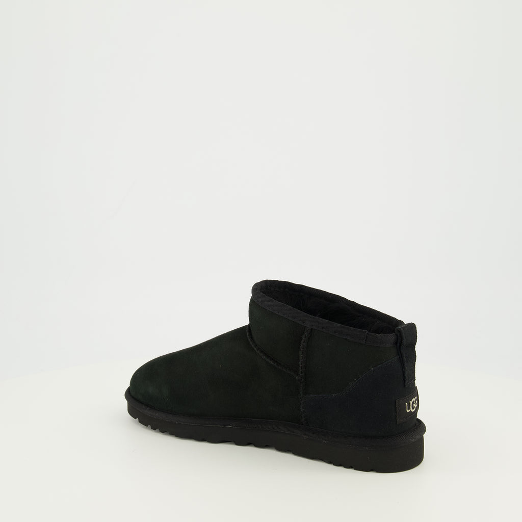 Image of the Ugg Classic Ultra Mini II black boots for men - Spring-Summer 2026 - Back right three-quarter view