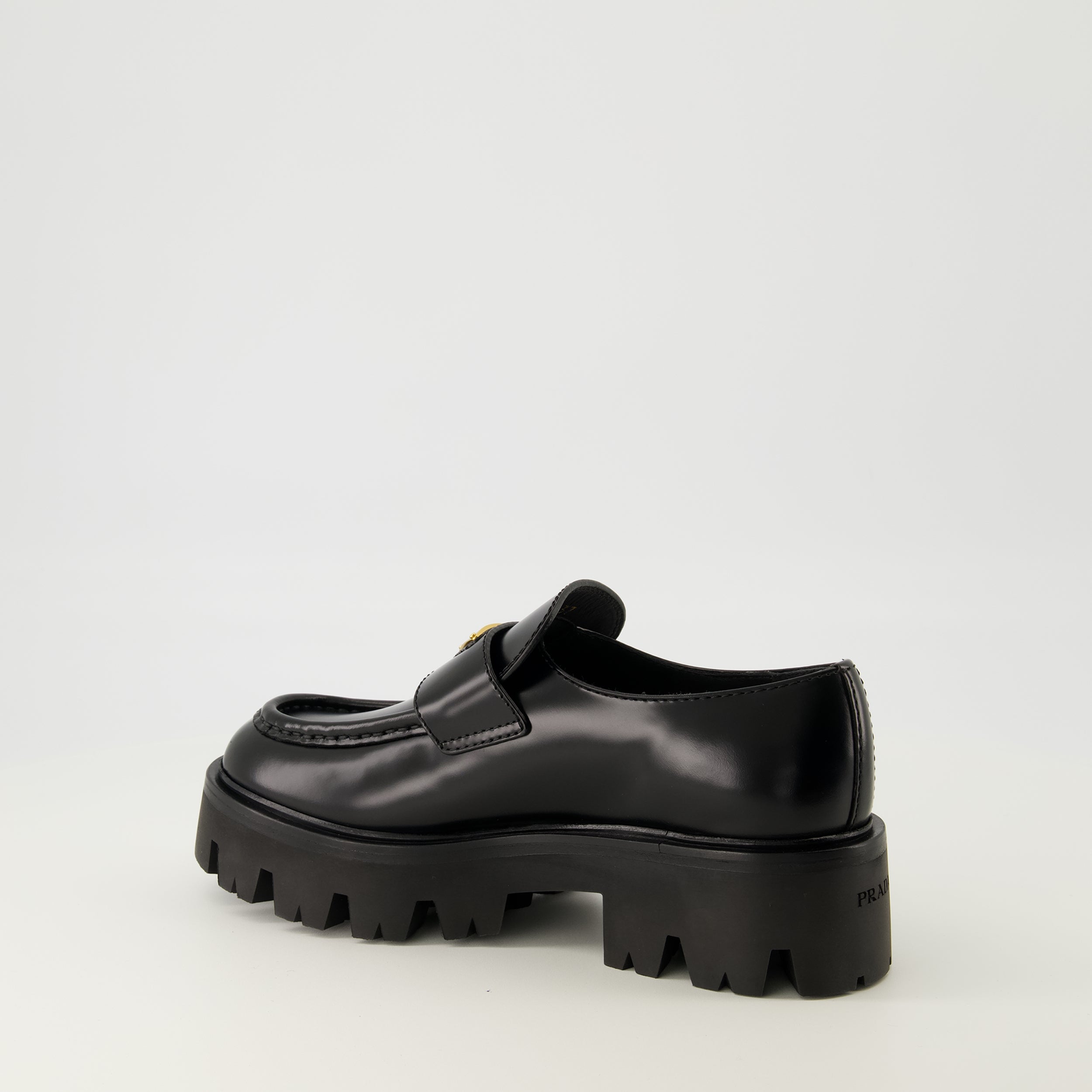 Image de l'article Mocassins en cuir de la marque Prada pour Femme - Saison Automne-Hiver 2025 - Vue trois quarts arrière droite