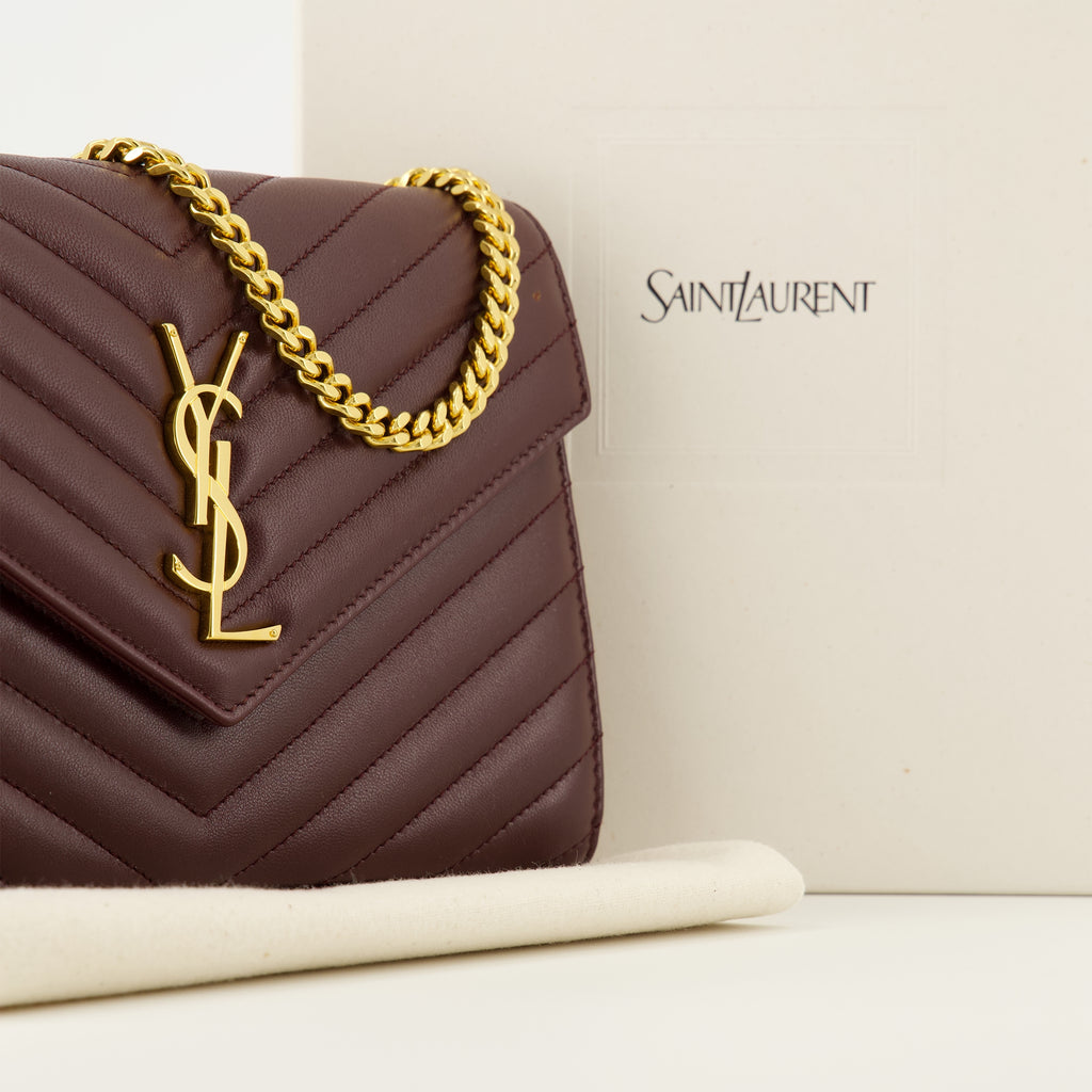 Bild des Bordeaux Kettenportemonnaies Cassandre von Saint Laurent für Frauen - Herbst-Winter 2025 - Detaillierte Ansicht 2