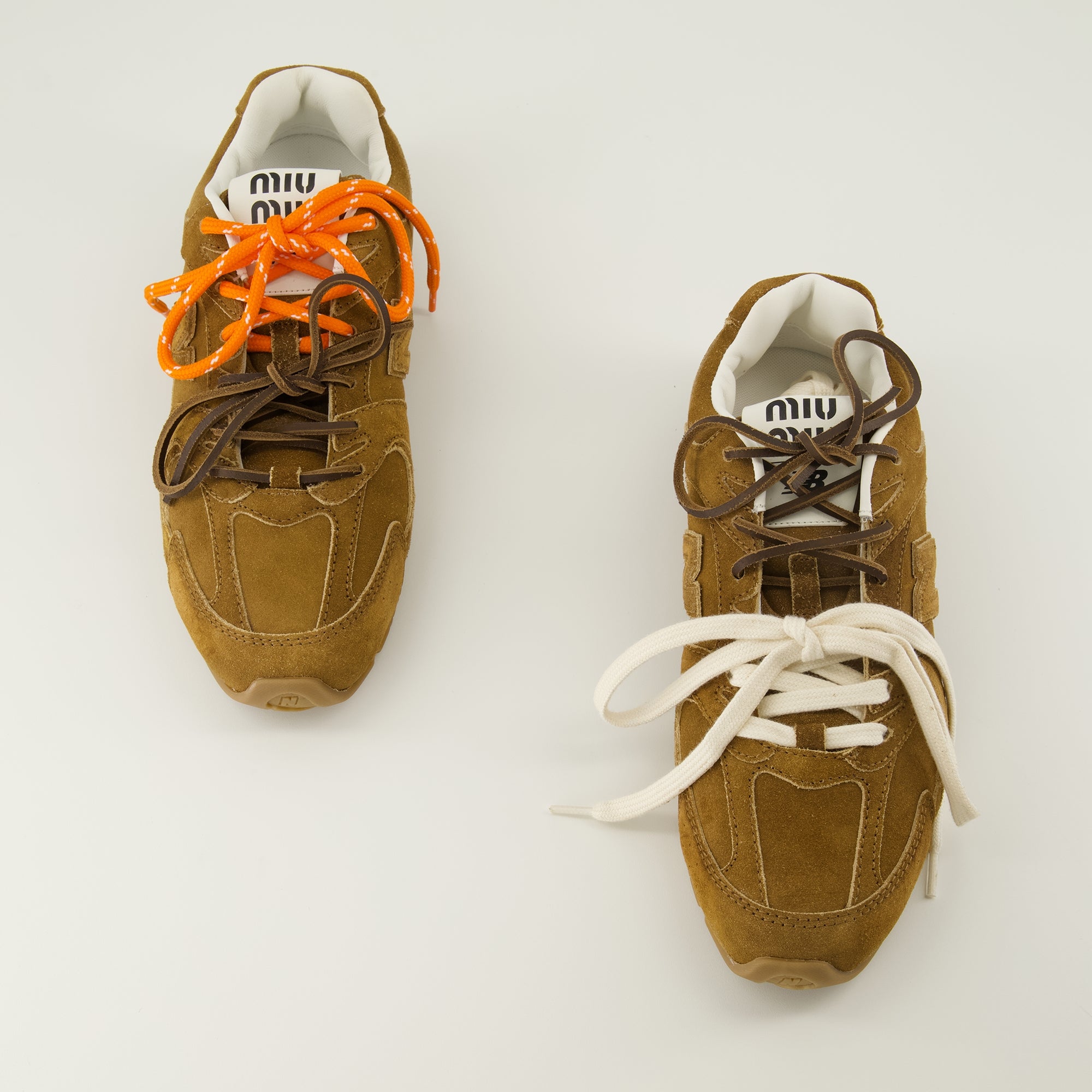 Imagen de las zapatillas New Balance x MiuMiu 530 SL marrones de la marca Miu Miu para Mujer - Temporada Primavera-Verano 2026 - Vista superior del par de zapatos